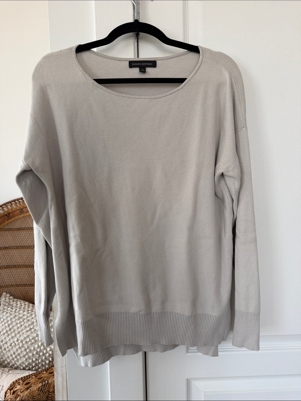 Banana Republic Women's Light Gray Crewneck Sweater